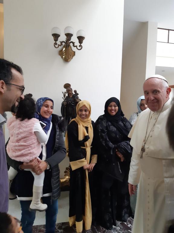 Ontmoeting van paus Franciscus met vrouwen en families uit Jemen, Marokko en Iran, die in Italië verwelkomd werden door Sant'Egidio en de Pauselijke Caritas, voordat hij vertrok naar de Emiraten.